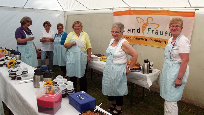 ... hier der Kaffee- und Kuchenstand mit einigen der flei&szlig;igen Helferinnen