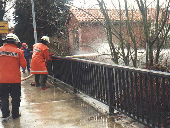 Lindenallee - FFW 'entsorgt' Wasser aus dem Steinweg