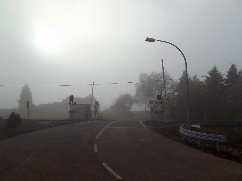 BÜ am 14.11. im Nebel, die Schranken funktionieren! Danke