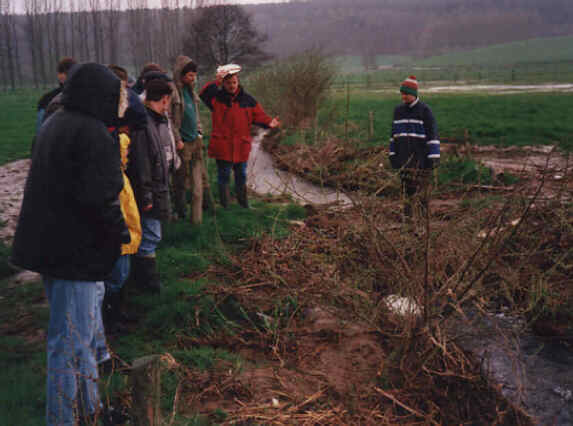 Trotz strmendem Regen auch noch Begutachtung des Notgrabens mit den "Durchfahrten" als Wasserstau