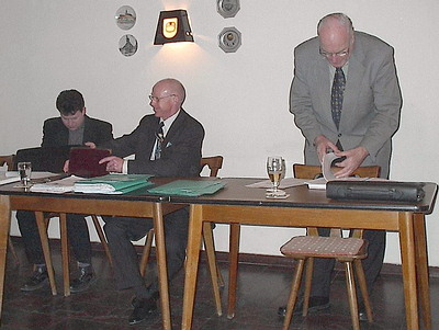 Stellv. GD Ahrens, GD Gierke und BGM Pischek beim Sortieren der Akten kurz vor der Ratssitzung