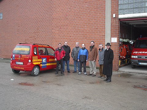 Ortsbrgermeister Hille und Architekt Hartge einigen sich mit den Teilnehmern auf kostengnstigeren Anbau in Eigenleistung