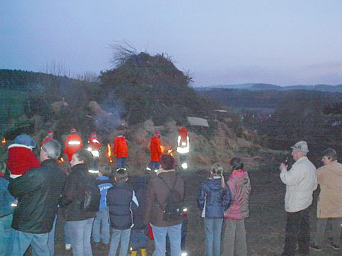 Das Osterfeuer auf dem Mhlenberg wird angezndet