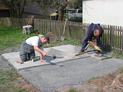 Schotter und Platten unter die neuen Thieplatzbaenke