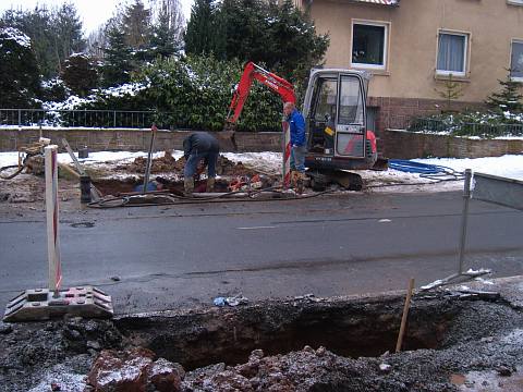 Rohrbruch links und mitten unter der Hettenser Str.