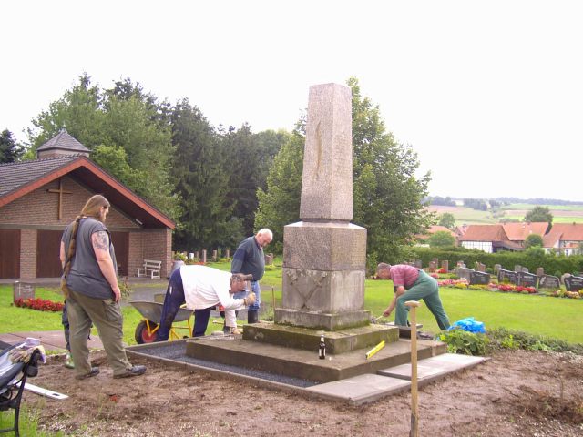 Frank und Rainer Scharf, Fredy Wilke und Bernhard Mahn bei der Arbeit am Ehrenmalumfeld