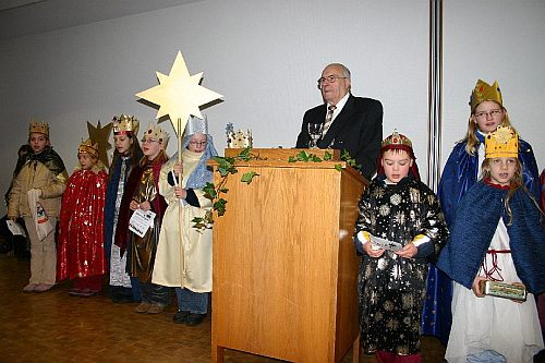 Bürgermeister Pischek bei seiner Ansprache, umrahmt von den Sternsingern (Foto M.W.)