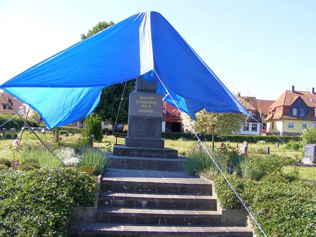 Ehrenmal mit Schutzhaube damit die Farbe hält ..