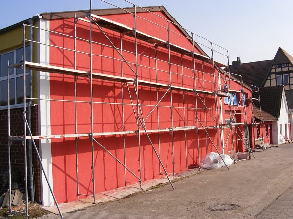 Die Westseite der Halle sieht frisch und freundlich aus, nur die etwas dunklere Schlußfarbe und die gelben Streifen der Träger fehlen noch