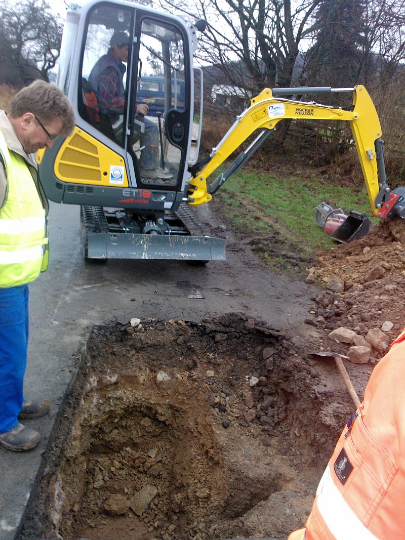 minibagger 2 in Lödingsen, Gußleitung in 1,70m Tiefe freibaggern