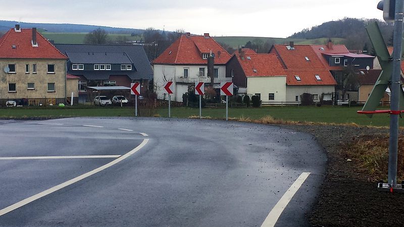 Hinweisschilder im Kurvenbereich Kampe