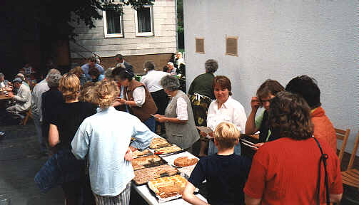 Die Landfrauen geben selbstgebackenen und gespendeten Kuchen aus!
