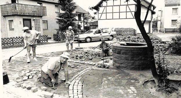 Pflasterarbeiten des Platzes 1994