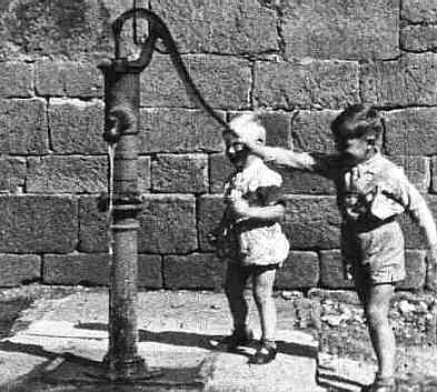 Ehemaliger Trinkwasserbrunnen an der Kirche (Foto: H.Obermann)
